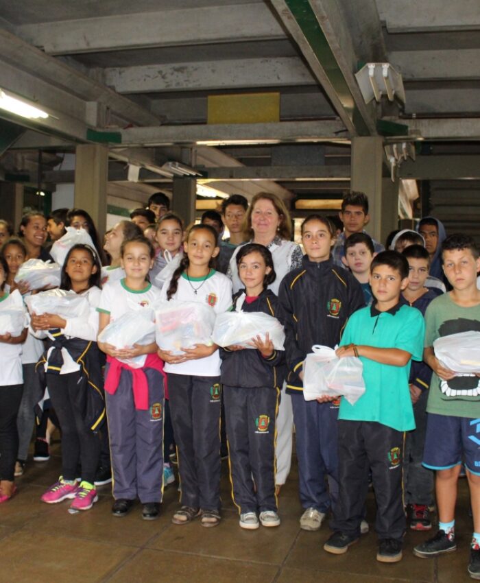 Três Barras inicia entrega de kits escolares aos alunos da rede municipal de ensino
